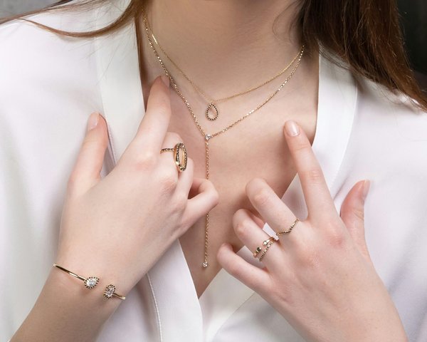 Quelles astuces pour marier des bijoux en or blanc avec une tenue monochrome?