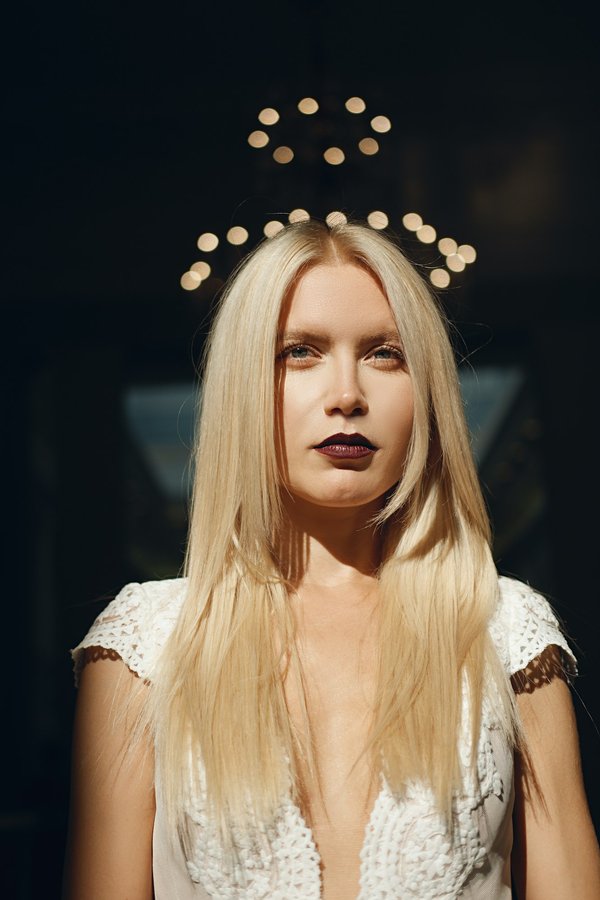 Quelles astuces pour associer des bijoux en argent vieilli avec des tenues modernes?