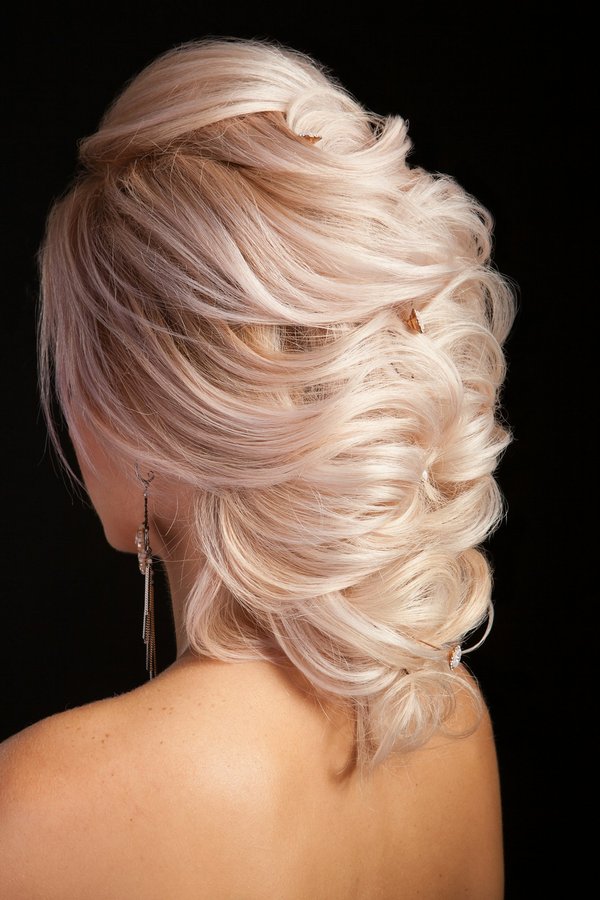 Quelles sont les meilleures techniques pour coiffer des cheveux bouclés sans frisottis?